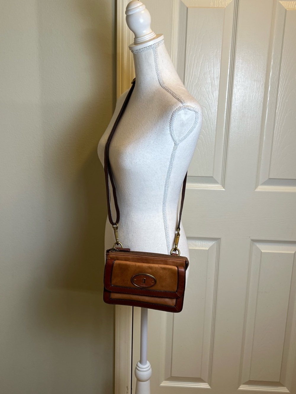 Vintage FOSSIL Crossbody Bag - Picture 2 of 16